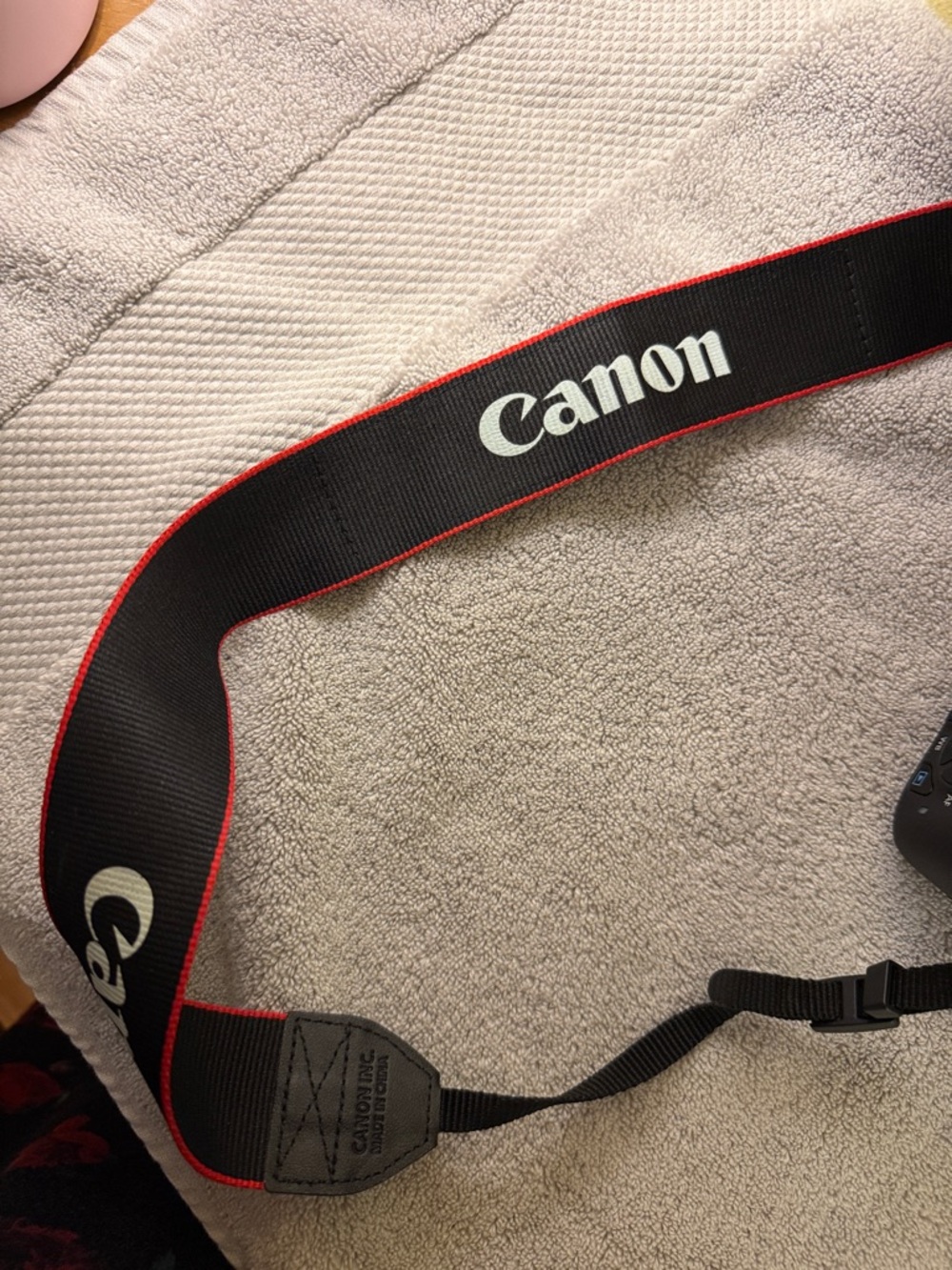 Canon EOS Rebel T3 DSLR Camera with 18-55mm Lens with case and strap. Excellent - Picture 9 of 11